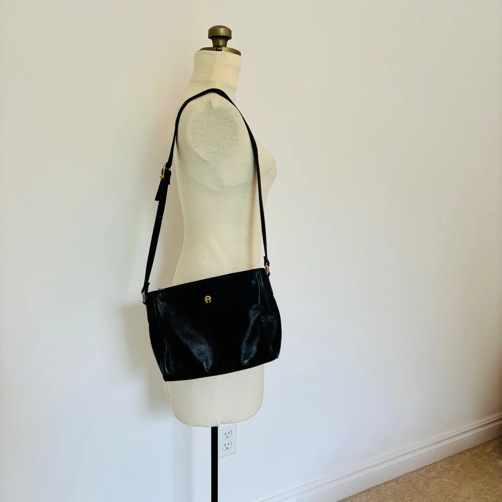 Vintage Navy leather Etienne Aigner adjustable shoulder bag